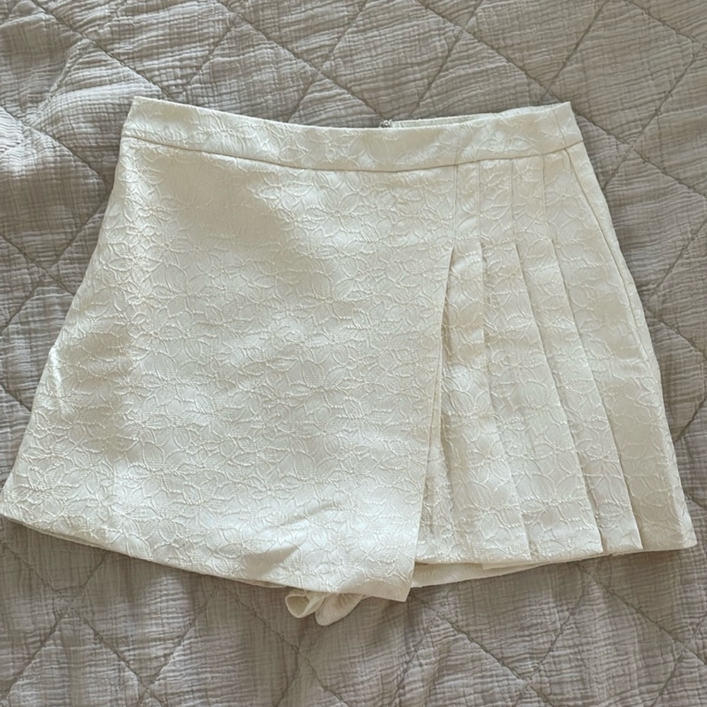 NWT 12th Tribe cream/white skort